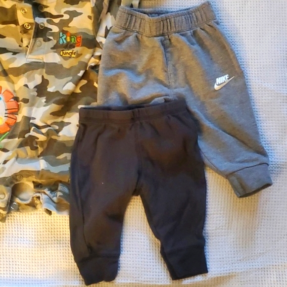 Big bundle lot of baby boys clothing 0-3 months sleeper pjs romper onesies pants - Picture 6 of 7